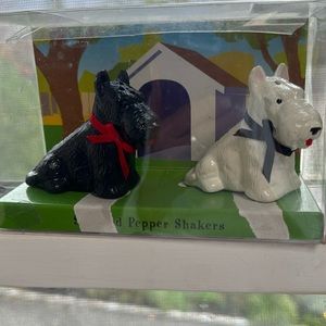 Scottish Terrier salt and pepper shakers. Vintage collectibles